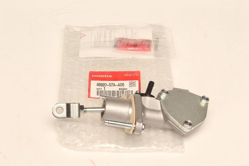 Оригинална помпа за съединител Honda CR-V II / III, Accord VII, FR-V – 46920-S7A-A05